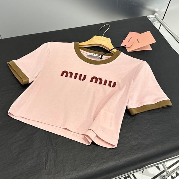 秋冬大セールミュウミュウ 偽物 ロゴ コットン クロップド Tシャツ myb36877